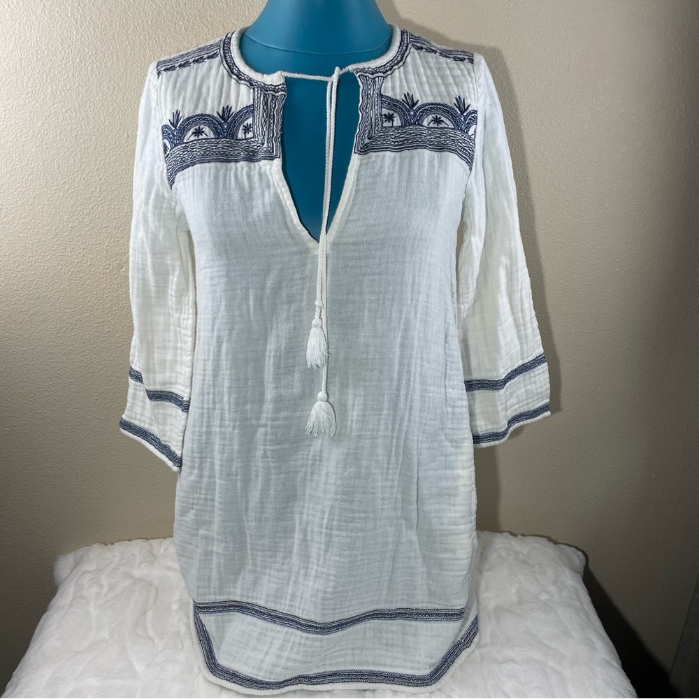 Forever‎ 21 White tunic with blue embroidery Size Small